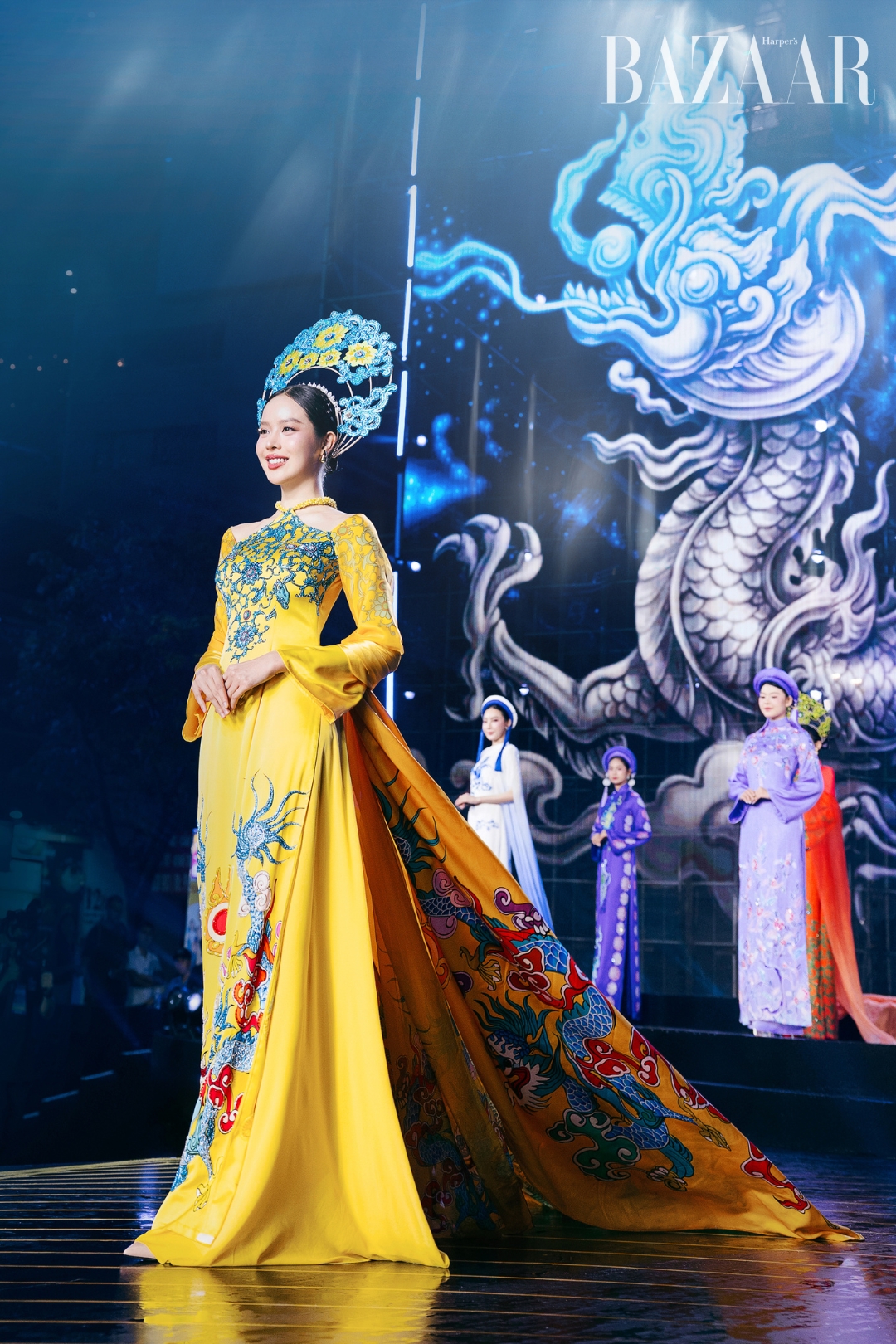 bzvn-hoa-a-hau-trinh-dien-ao-dai-tren-pho-di-bo-le-hoi-ao-dai-tp-hcm-2026-update00001