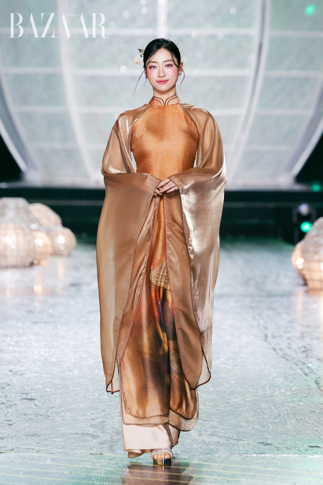 bzvn-hoa-a-hau-trinh-dien-ao-dai-tren-pho-di-bo-le-hoi-ao-dai-tp-hcm-2026-update00007