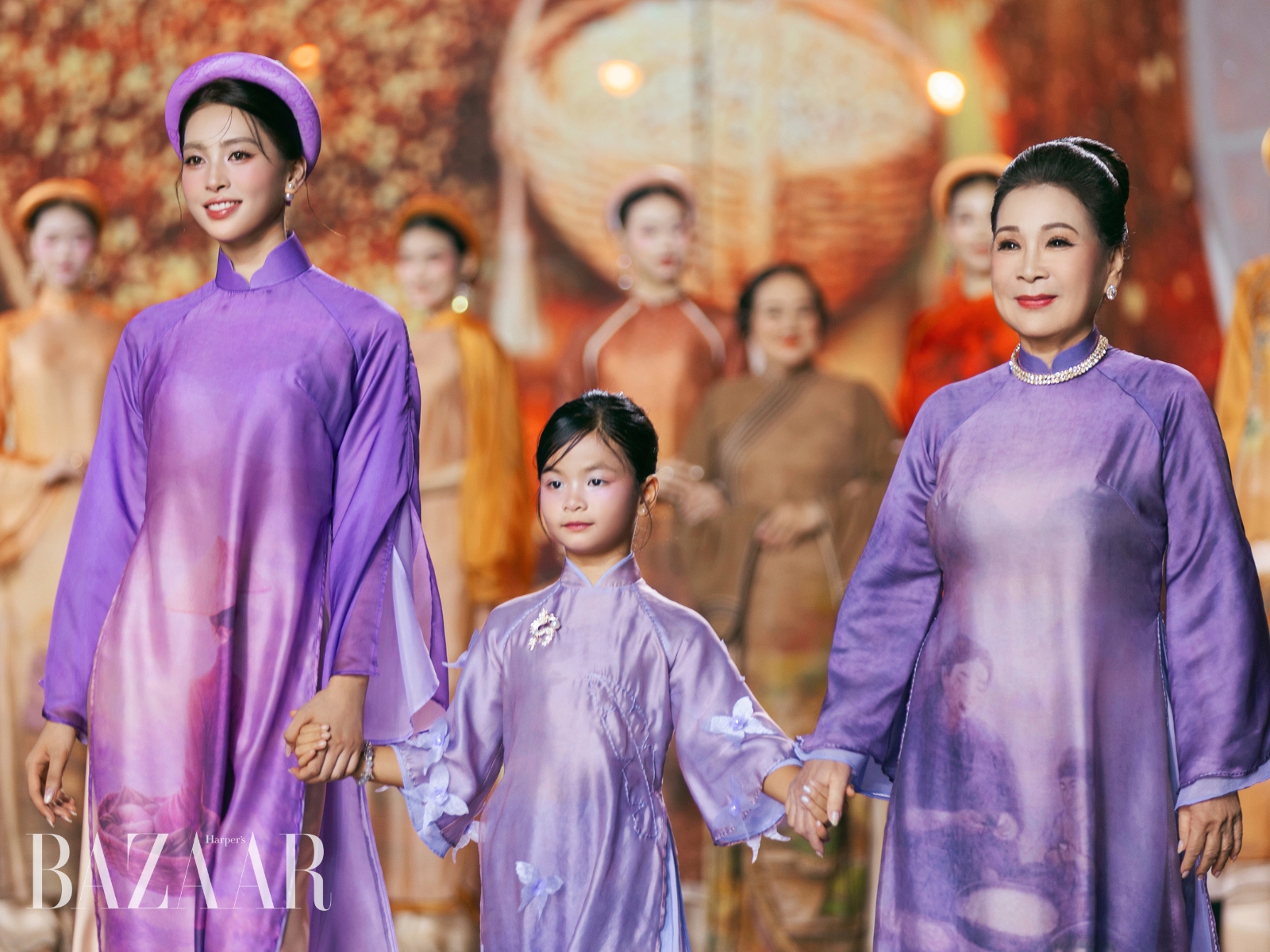 bzvn-hoa-a-hau-trinh-dien-ao-dai-tren-pho-di-bo-le-hoi-ao-dai-tp-hcm-202600008