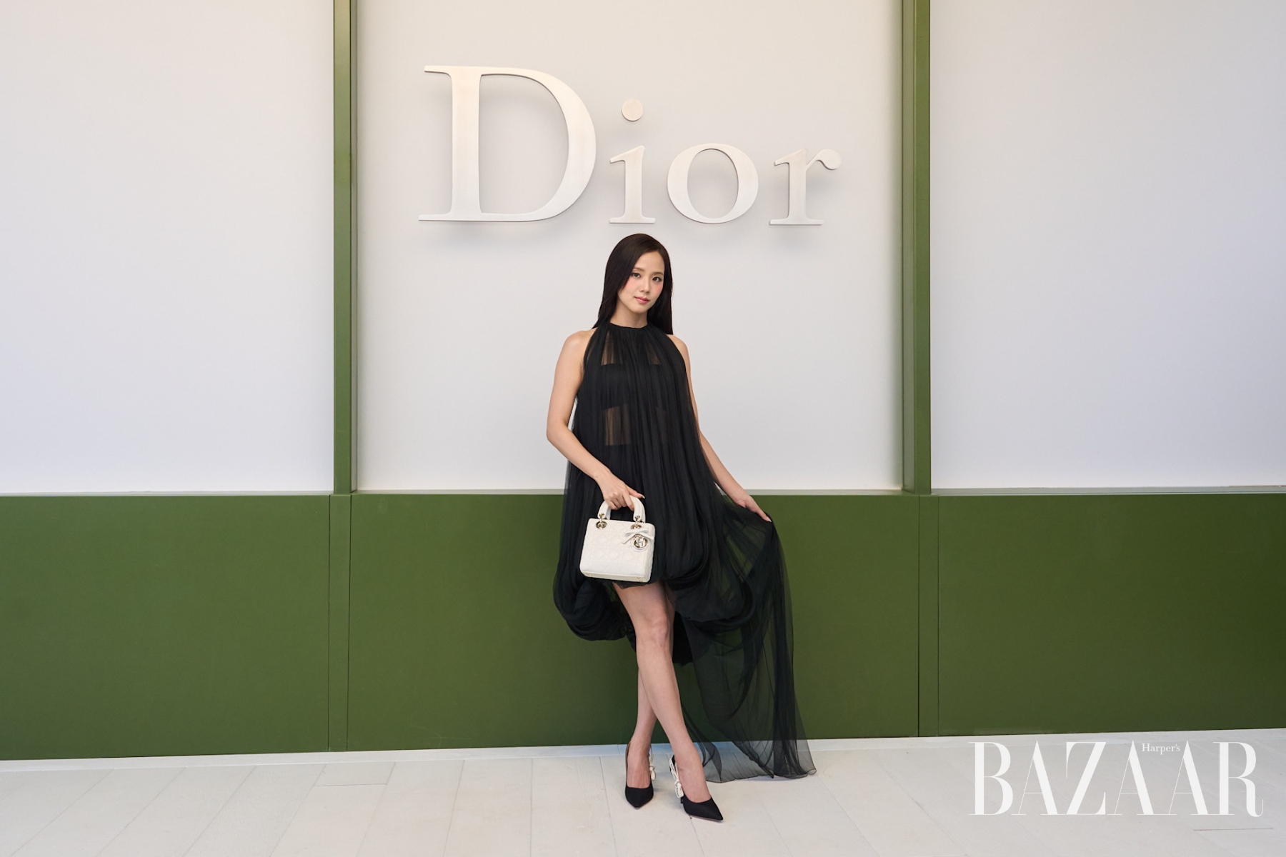 bzvn-jisoo-du-show-dior-thu-dong-2026