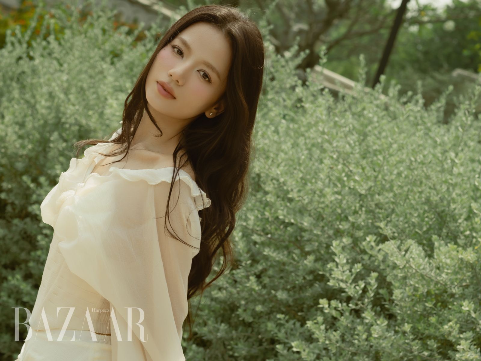 bzvn-le-ha-anh-duoc-song-trong-tung-vai-dien-1