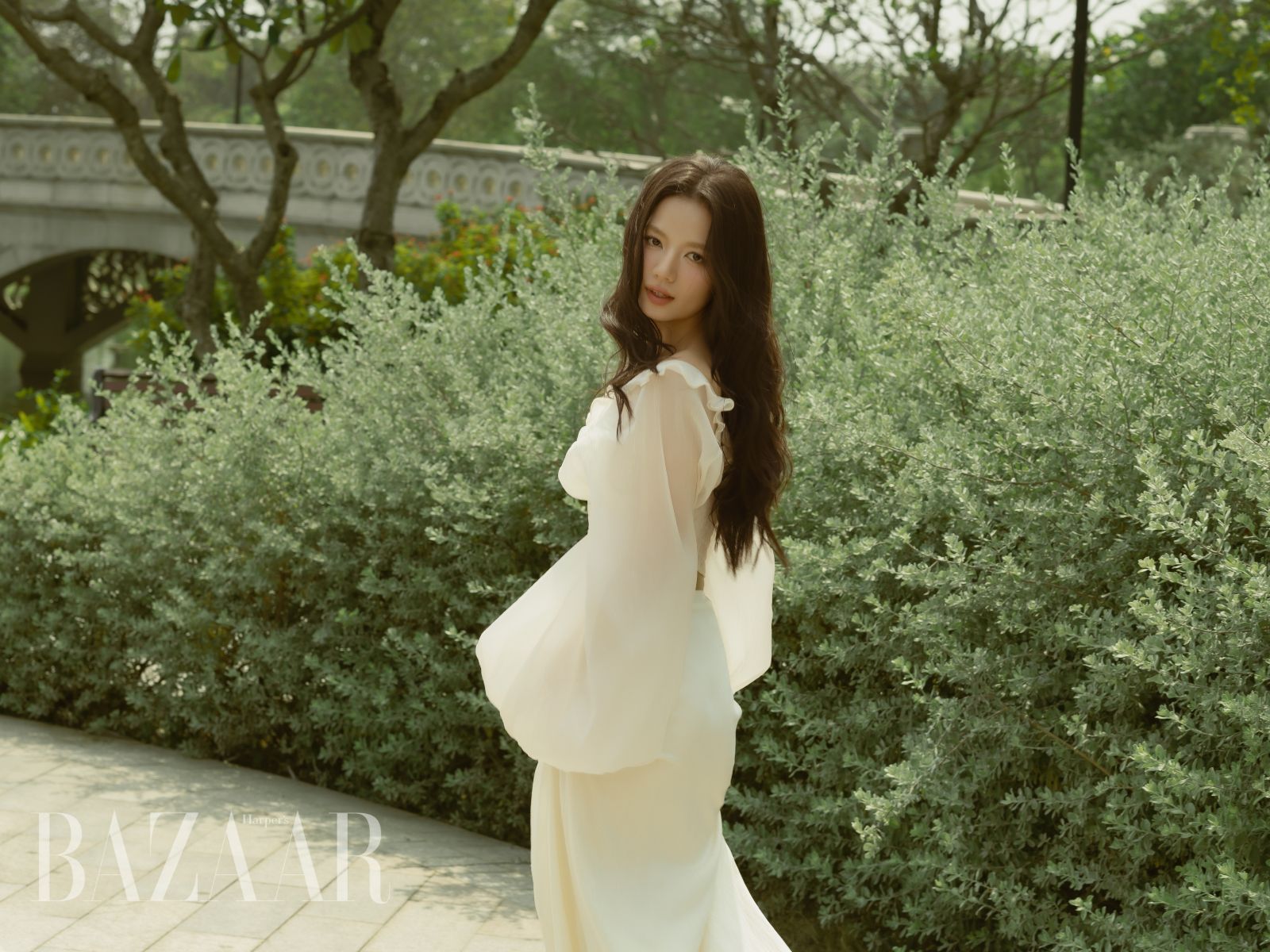 bzvn-le-ha-anh-duoc-song-trong-tung-vai-dien-2