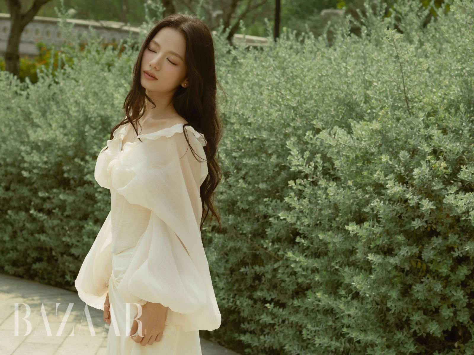 bzvn-le-ha-anh-duoc-song-trong-tung-vai-dien-3