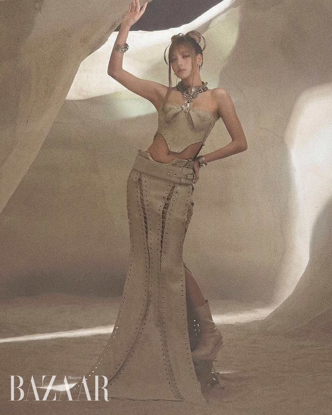 bzvn-lisa-dien-giay-la-lune-trong-mv-go-blackpink (1)