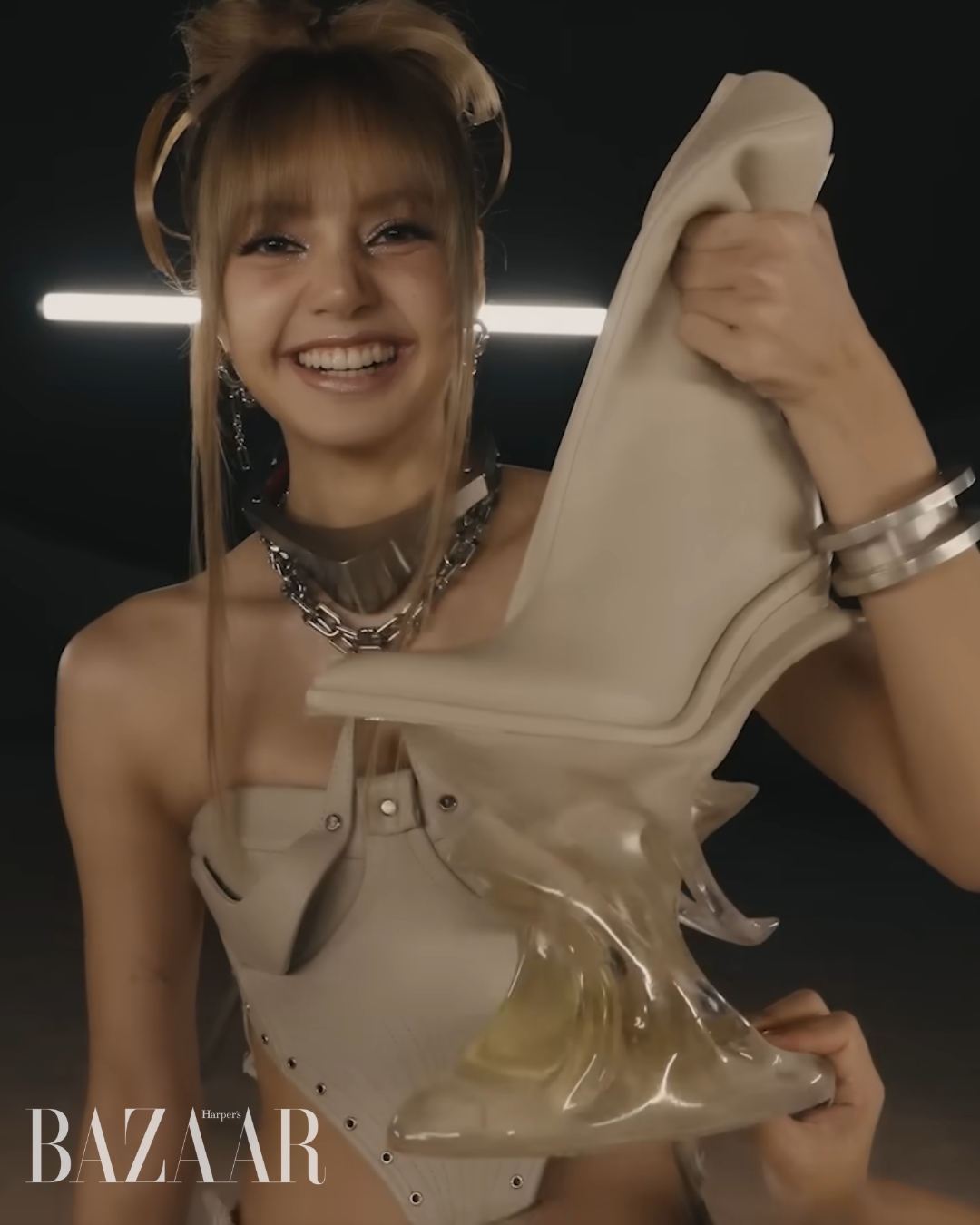 bzvn-lisa-dien-giay-la-lune-trong-mv-go-blackpink (2)