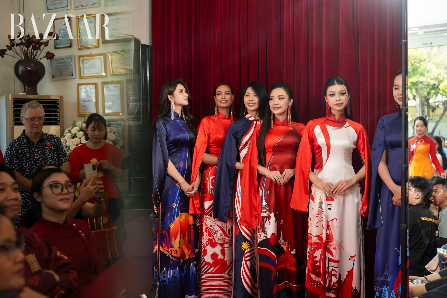 bzvn-ntk-viet-hung-trinh-dien-ao-dai-tai-tu-gia (1)
