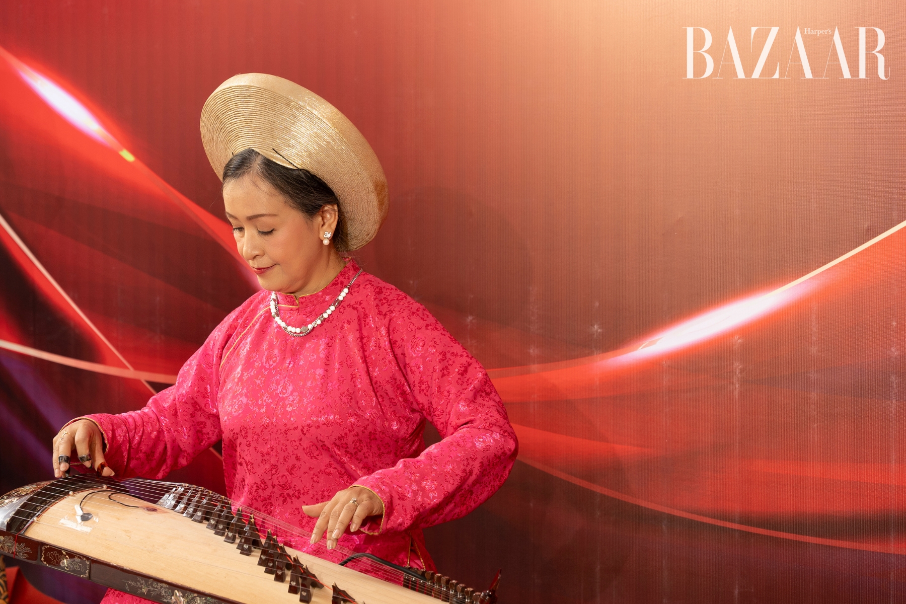 bzvn-ntk-viet-hung-trinh-dien-ao-dai-tai-tu-gia (2)