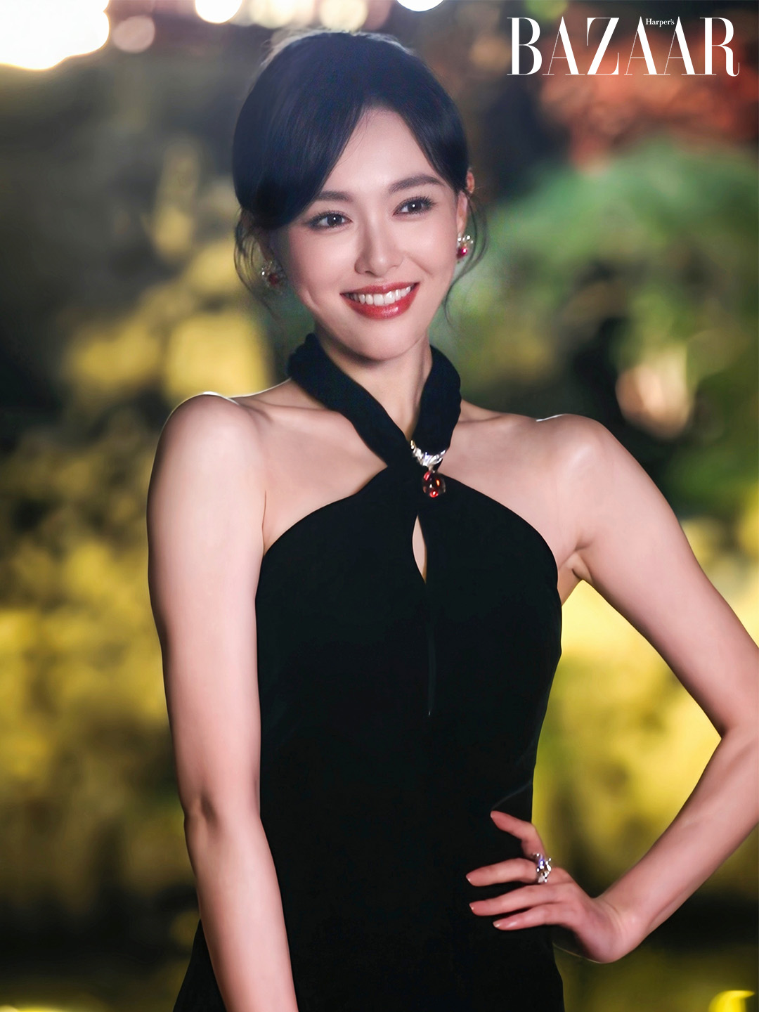 Đường Yên mách bạn cách đeo vòng cổ đẹp khi mặc đầm cổ yếm插图1