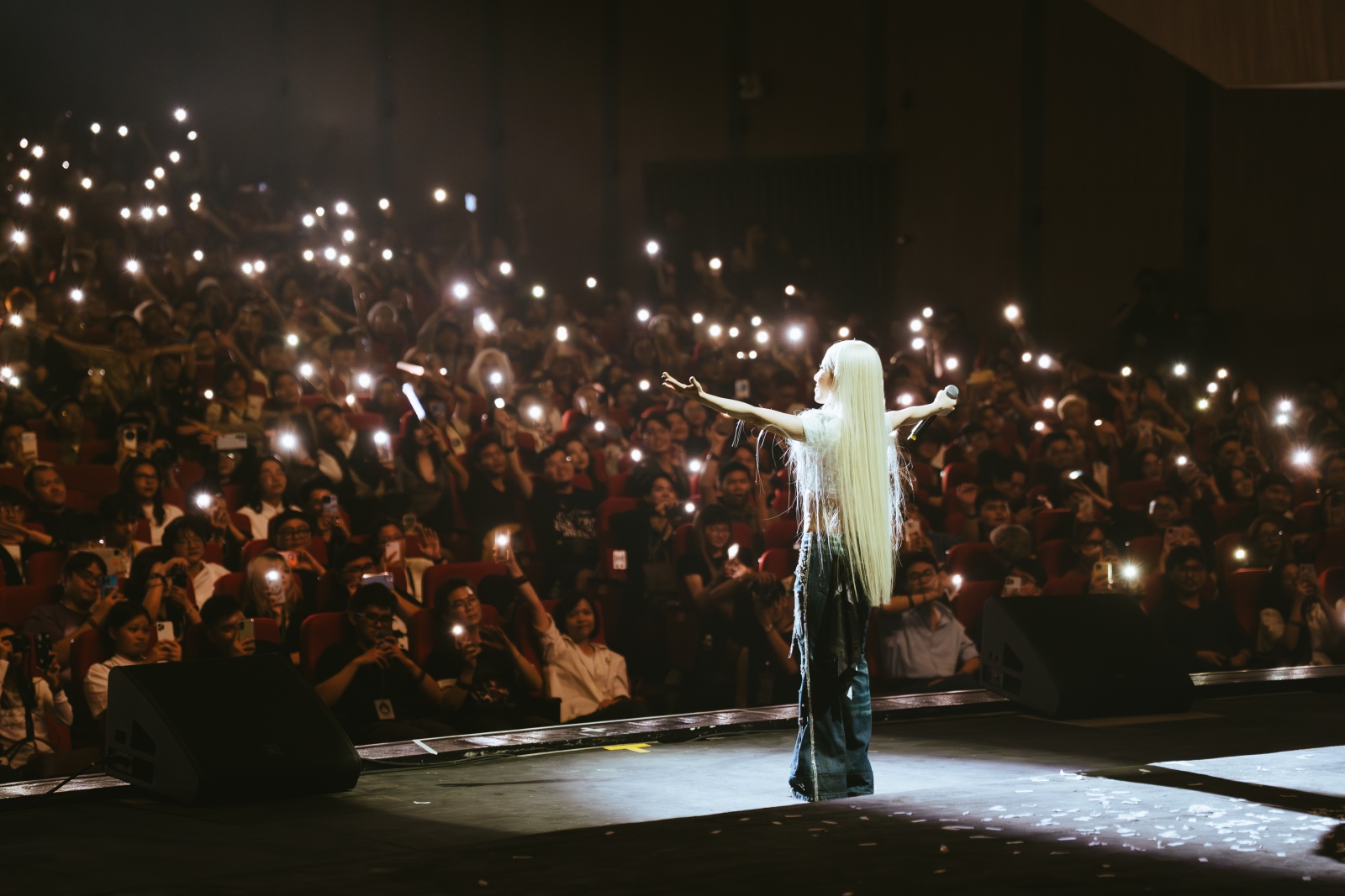 phung-khanh-linh-giua-mot-van-tour