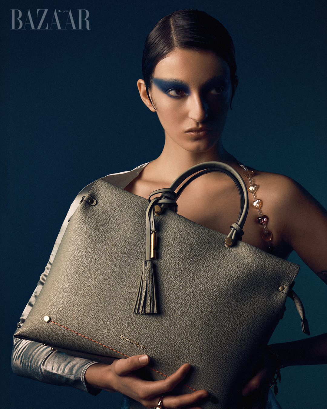 Xanh thẳm – nơi ánh sáng dừng lại, và vẻ đẹp bắt đầu插图1