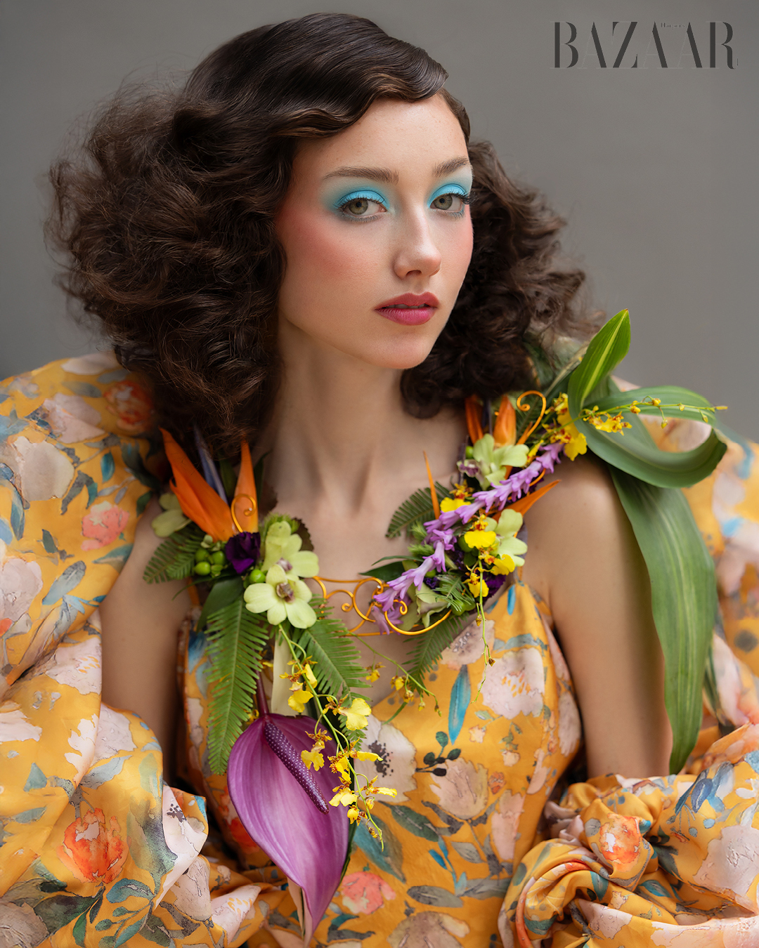 Phụ nữ và hoa tượng trưng cho vẻ đẹp trường tồn nhưng vẫn luôn hiện đại. Nhiếp ảnh gia: Heather Nigro.