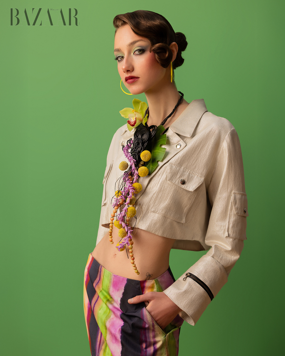 Phụ nữ và hoa tượng trưng cho vẻ đẹp trường tồn nhưng vẫn luôn hiện đại. Áo jacket ngắn: Otkutyr. Váy: Obey.