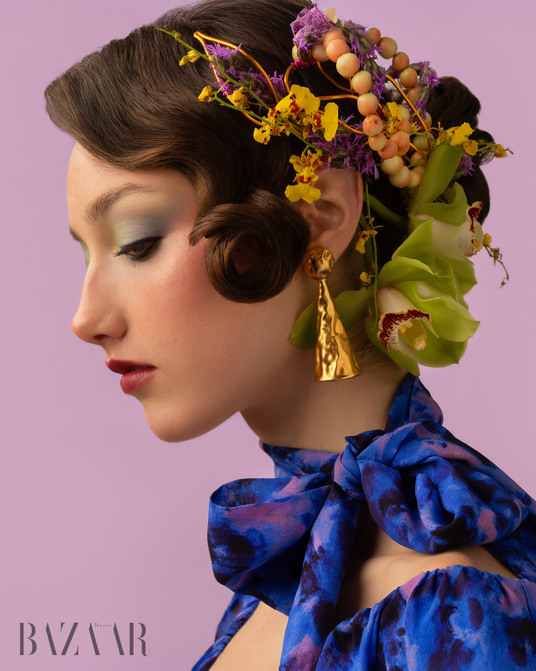 Áo: Dries Van Noten. Bông tai: Schiaparelli.