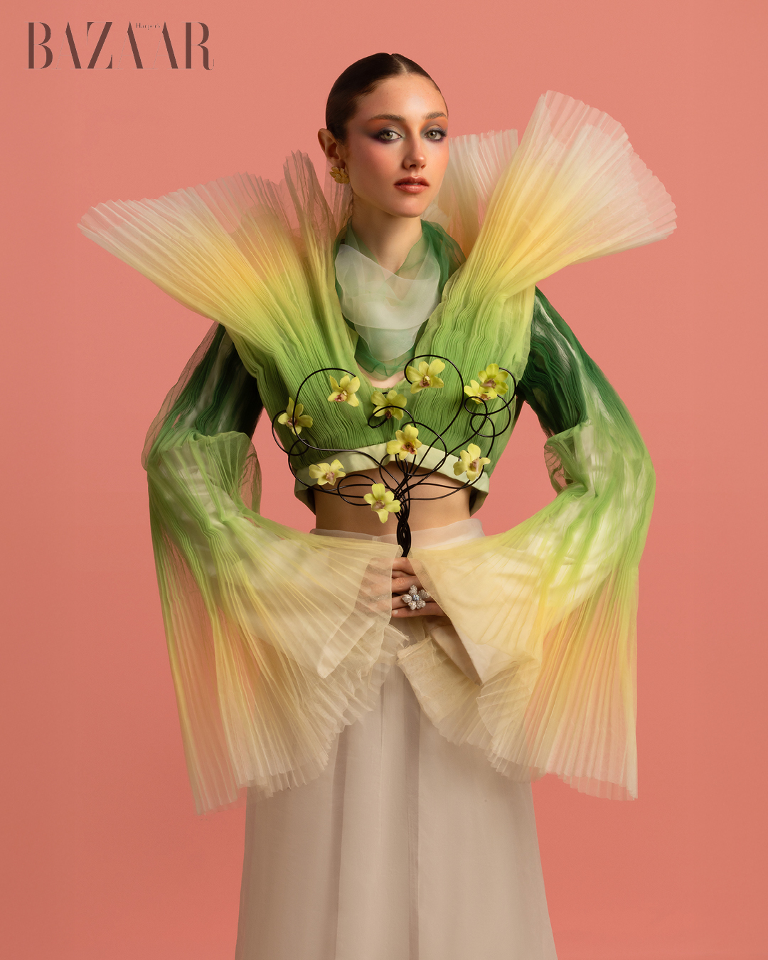 Cái đẹp vĩnh cửu. Áo xếp ly: H Studio. Váy: Natalia Ferro Arte y Diseño. Nhẫn: Vivian Halil. Bông tai hoa vàng: Vivian Halil.