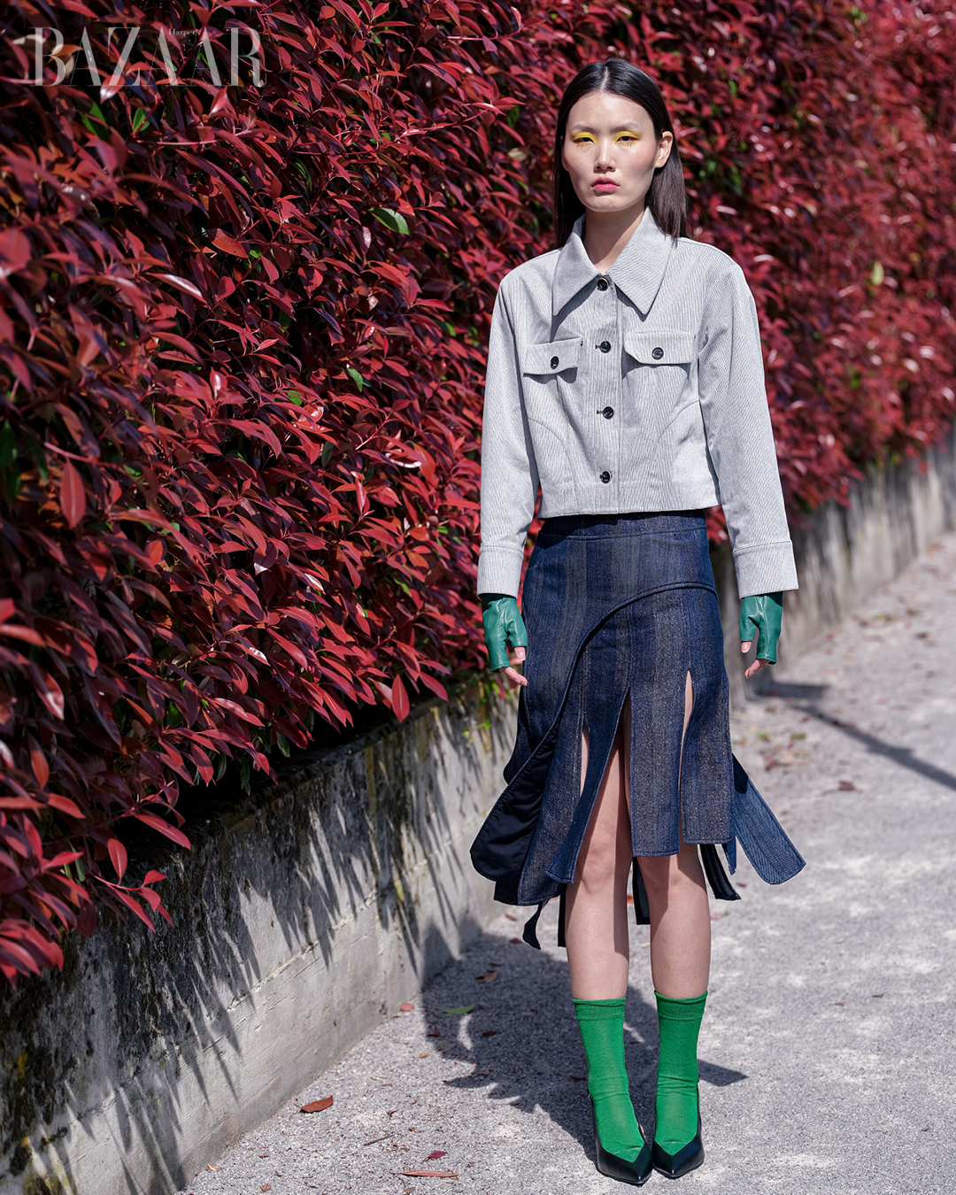 Ngôn ngữ thị giác của thời trang trong bộ ảnh In My Own Way. Áo jacket: Ti:bæg. Áo & váy: Decipher. Giày: Vanilla Days. Phụ kiện: Ruana Turjaka. 