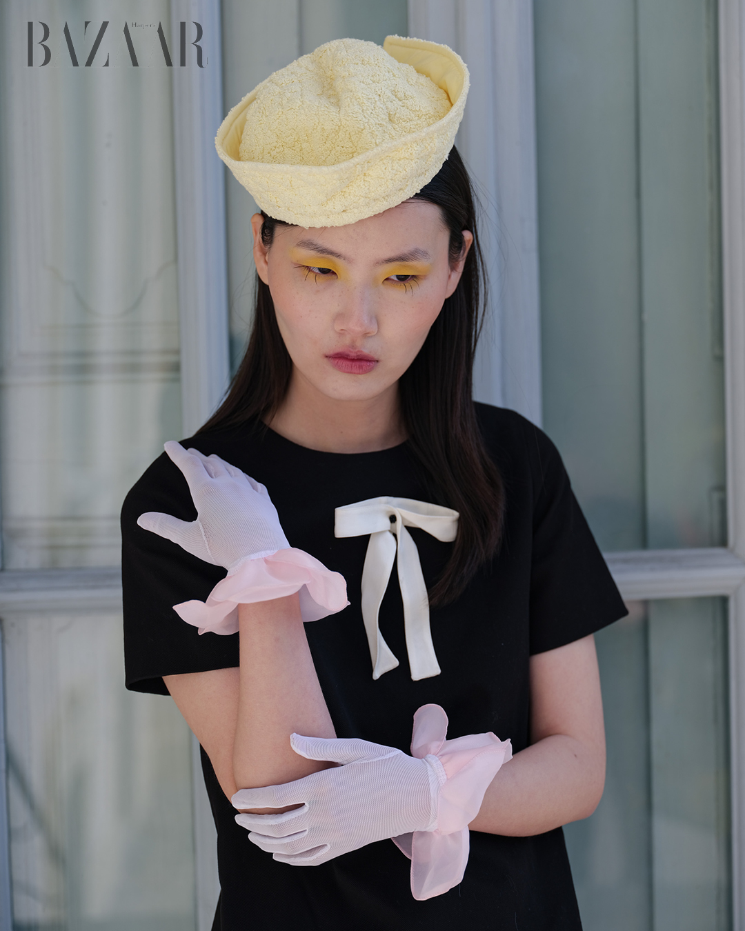 Ngôn ngữ thị giác của thời trang trong bộ ảnh In My Own Way. Đầm: Denisa Rad. Áo jacket: Ti:bæg. Giày: Lolo. Mũ: Denisa Rad.