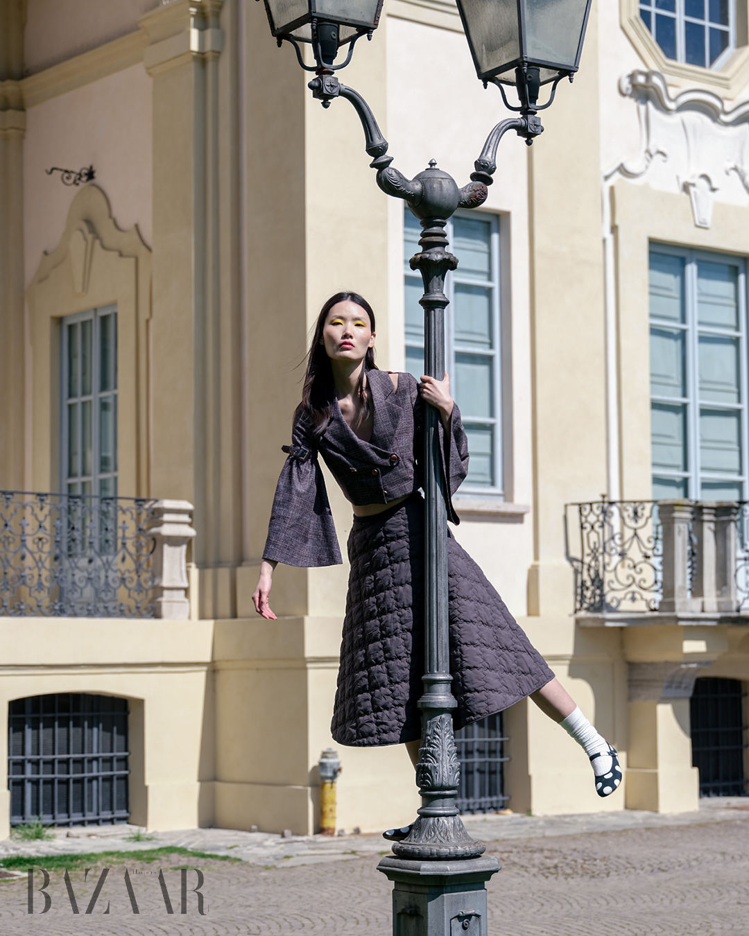 Ngôn ngữ thị giác của thời trang trong bộ ảnh In My Own Way. Áo jacket: Decipher. Váy: Ti:bæg. Giày: Lolo.