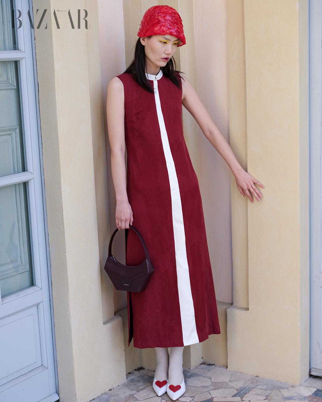 Ngôn ngữ thị giác của thời trang trong bộ ảnh In My Own Way. Đầm: IF. Túi xách: Lidialucilla. Mũ: Joana Rrapaj. Giày: Vanilla Days.