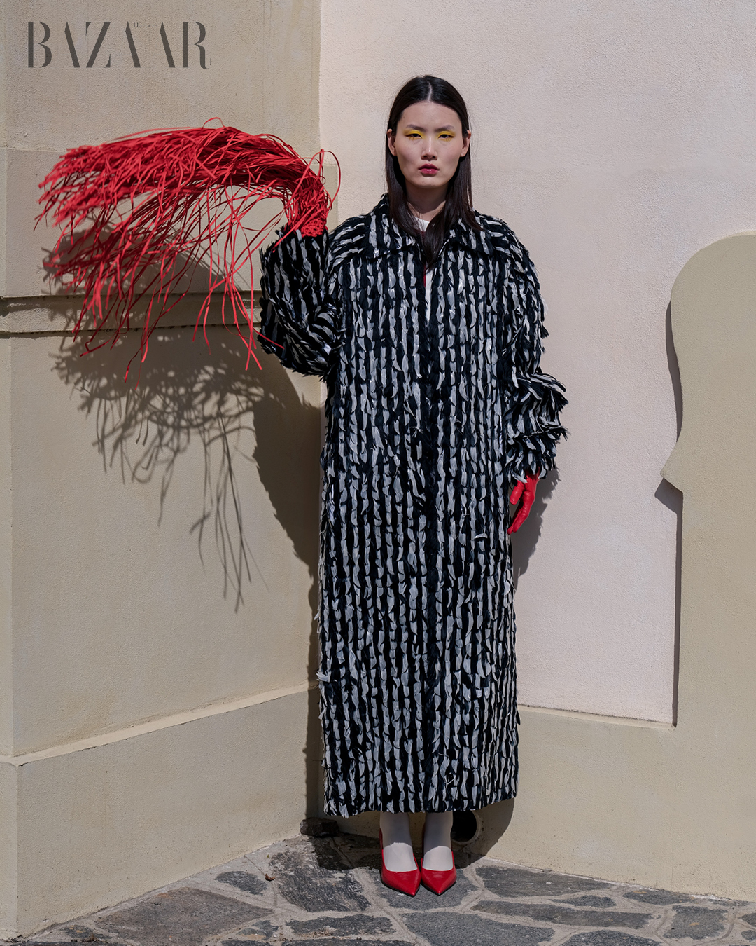 Ngôn ngữ thị giác của thời trang trong bộ ảnh In My Own Way. Áo choàng: Joana Rrapaj. Giày: Madison Maison. Phụ kiện: Katerina Kvit.