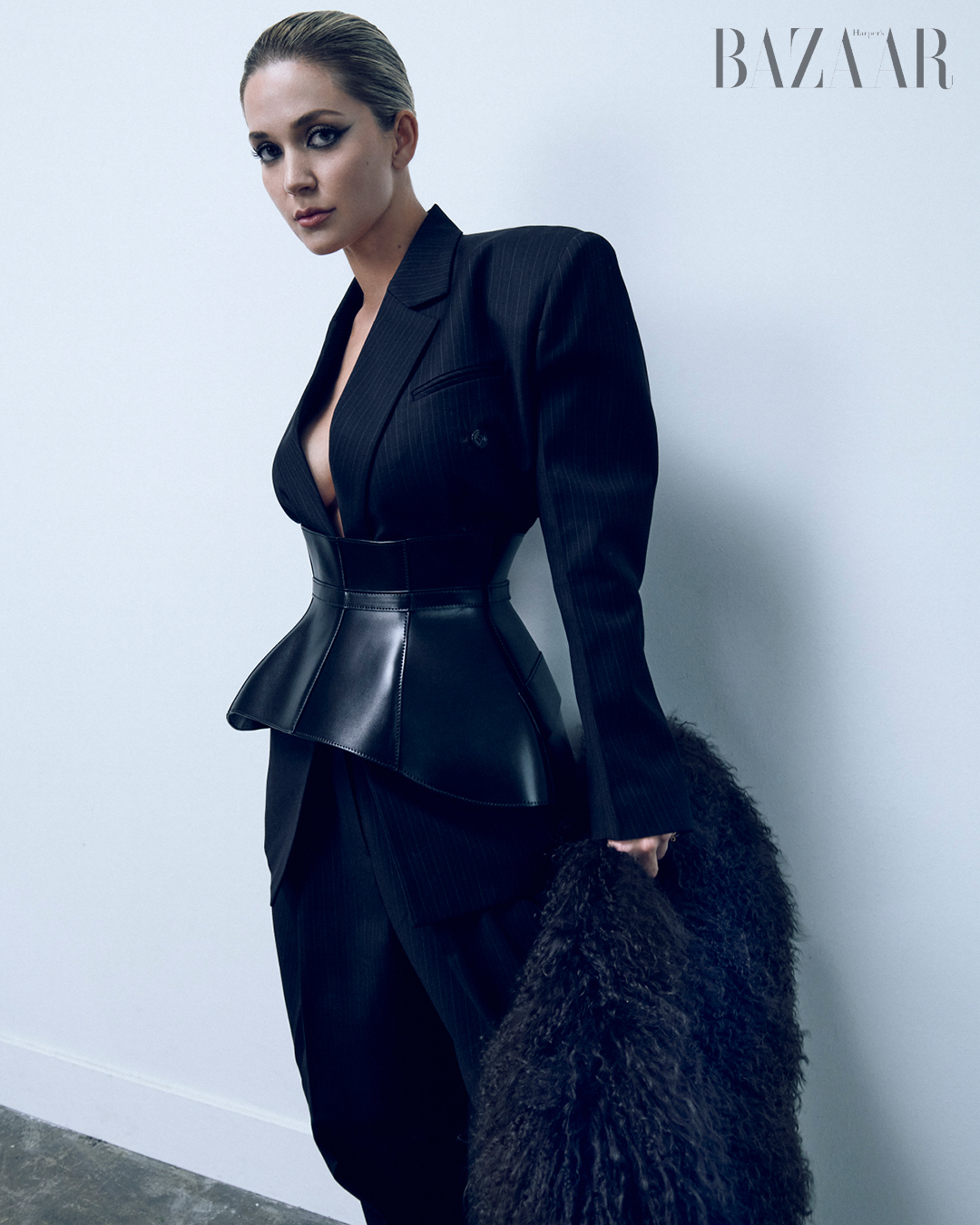 Bông hoa hiếm của Alena Saz và Taryn King – Bộ suit: TheFrankieShop. Dây lưng và túi xách: Santa Brands. 