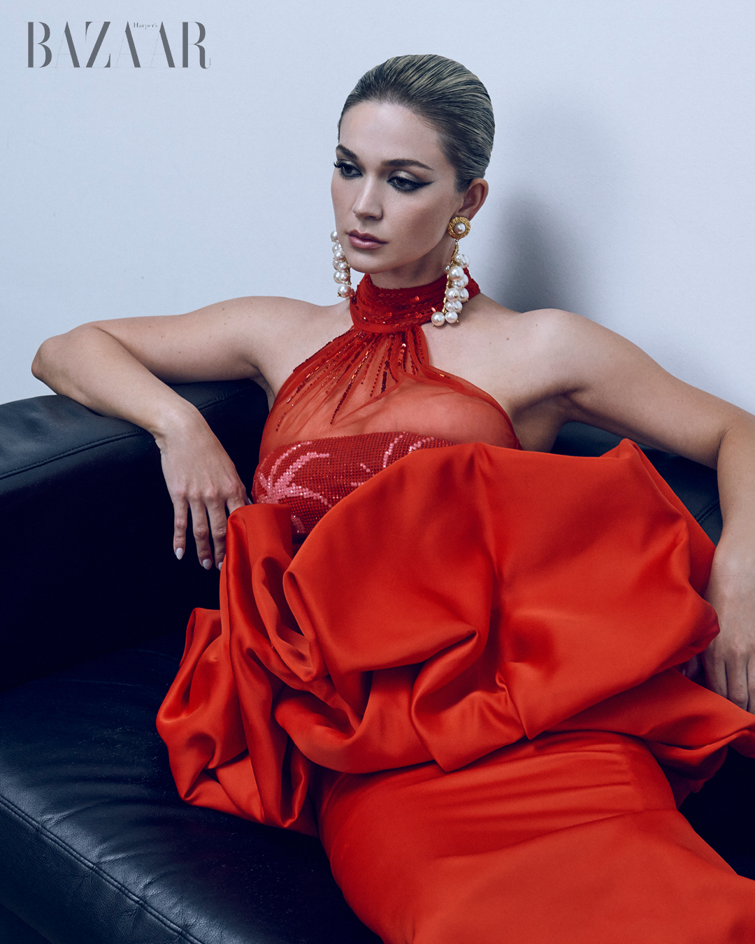 Bông hoa hiếm của Alena Saz và Taryn King – Đầm: Đỗ Long. Bông tai ngọc trai: De Liguoro. 