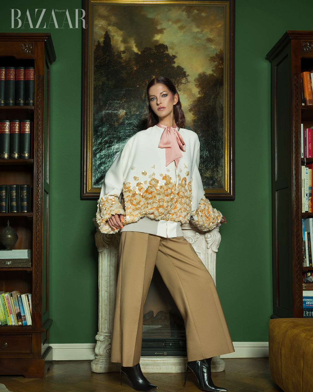 Giày bốt: Fernando Berlin. Quần: Yori Shirocon. Áo jacket: Marcel Ostertag. Sơ-mi: Aline Celi.