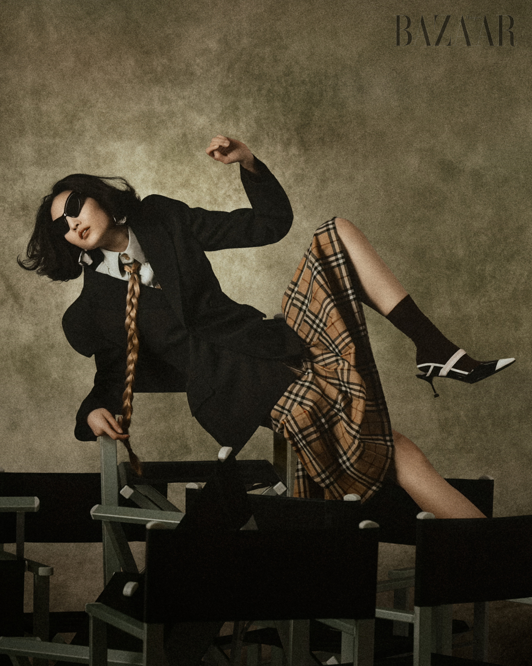 Áo blazer và kính: Balenciaga. Sơ-mi: Lanvin. Váy: Burberry. Giày: Prada. Vớ: Falke. Bông tai: Bottega Veneta. Bộ ảnh Xiêu xiêu Vẹo vẹo.