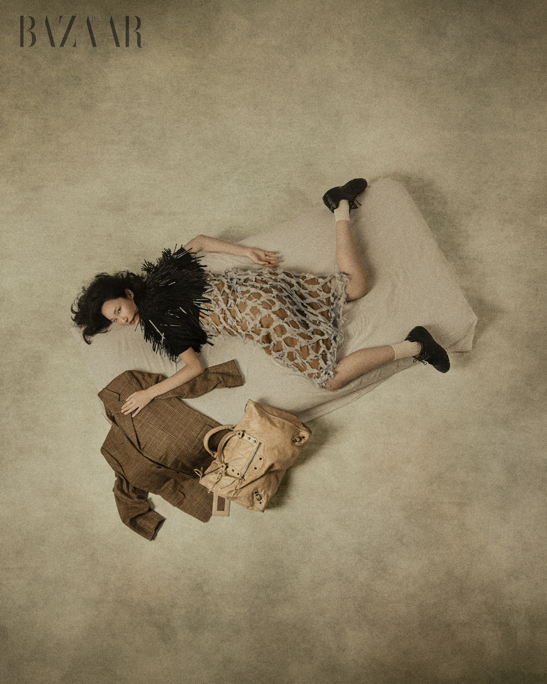 Đầm: Maison Margiela. Áo: Sportmax. Giày: Miu Miu x NB. Vớ: Falke. Túi: Balenciaga. Áo blazer: Burberry. Bộ ảnh Cotrolled Collapse.