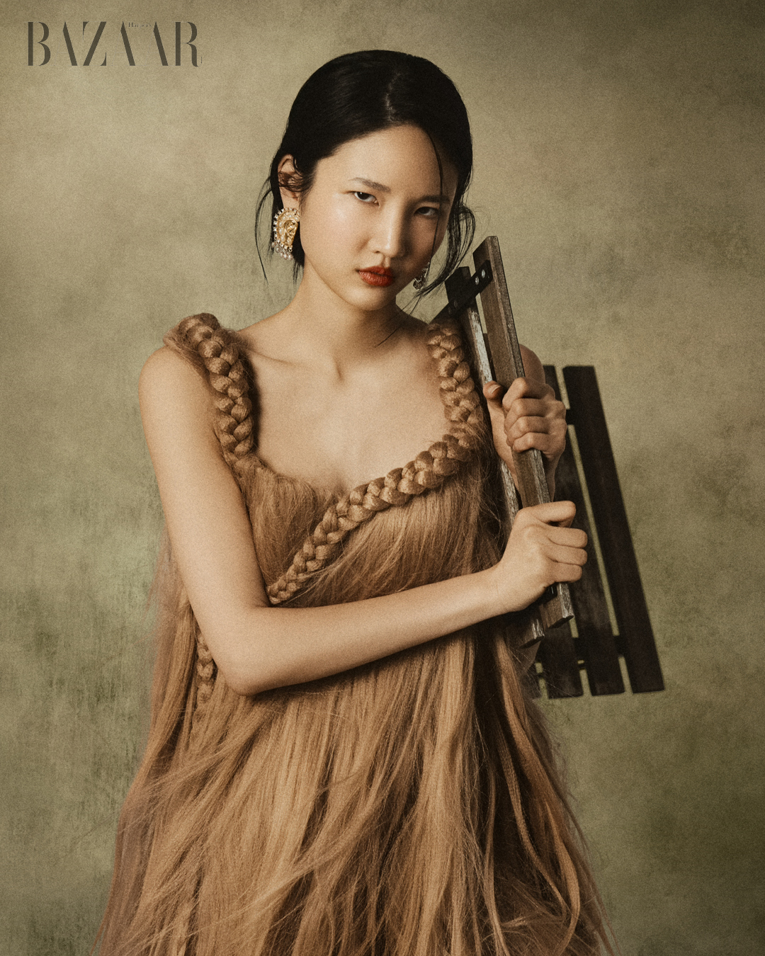 Khả năng kiềm chế khi xiêu xiêu vẹo vẹo | Controlled Collapse. Đầm: Gir. Giày và bông tai: Schiaparelli.