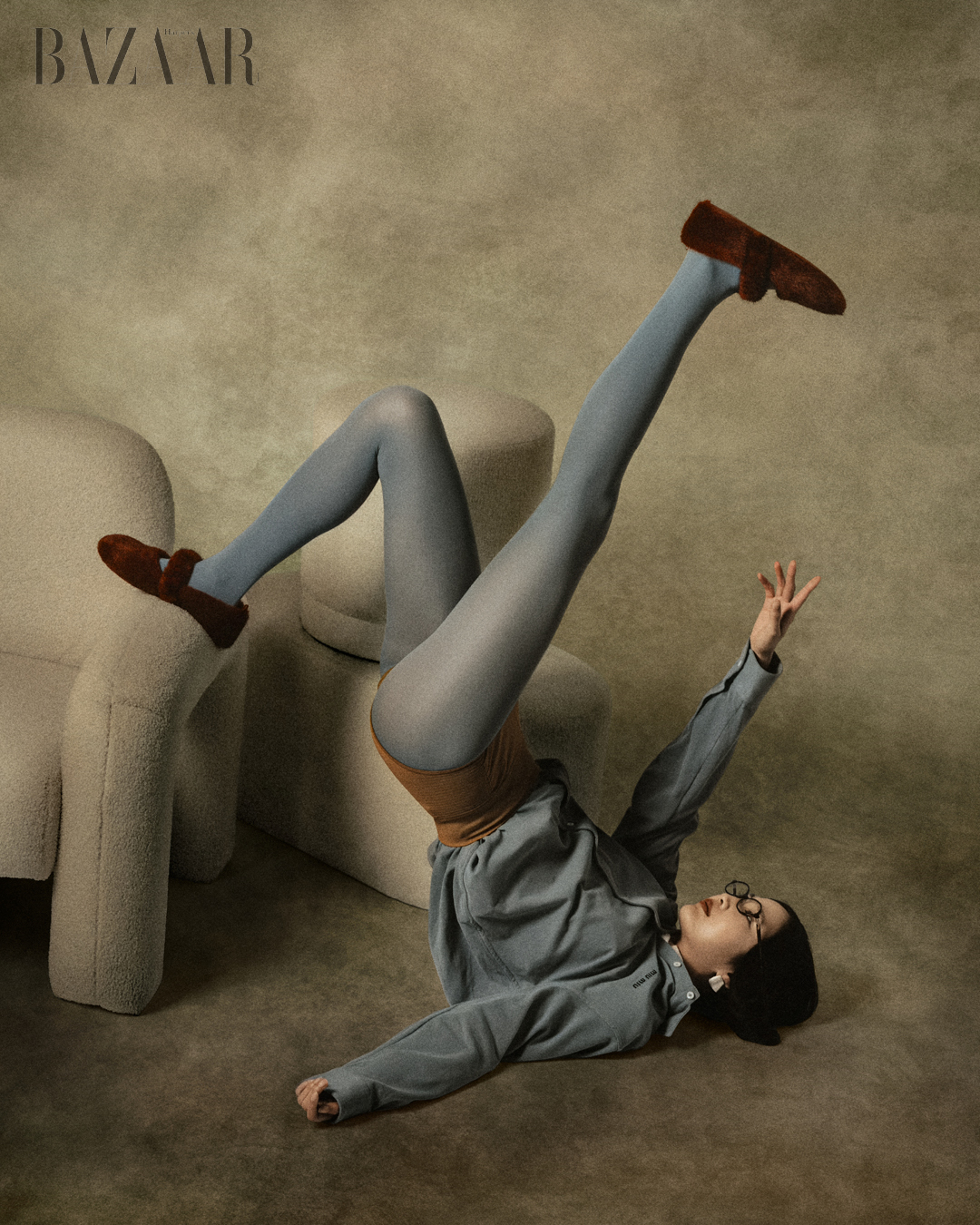 Sơ-mi & kính: Miu Miu. Quần: Rick Owens. Vớ: Maison Soksi. Giày: Flabelus. Bông tai: Noën Jewellery.