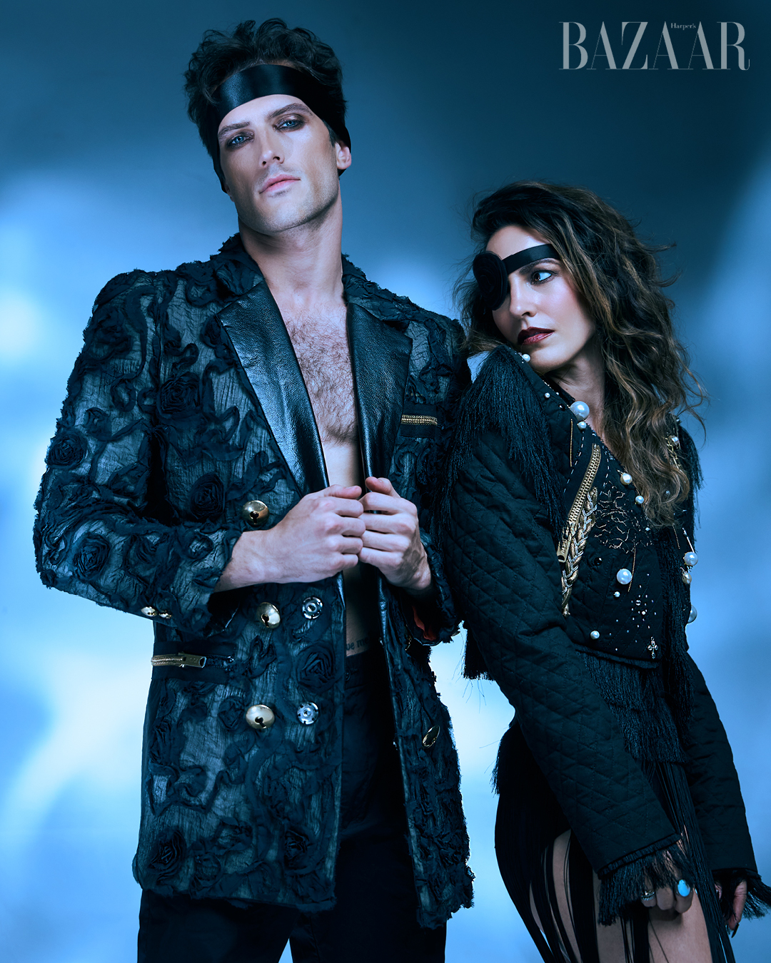 Anne Bonny từng kết hôn với một thủy thủ, tên James Bonny. Nhưng sau khi gặp hải tặc John Rackham, cô bị hấp dẫn bởi sức hút và tinh thần tự do của anh.