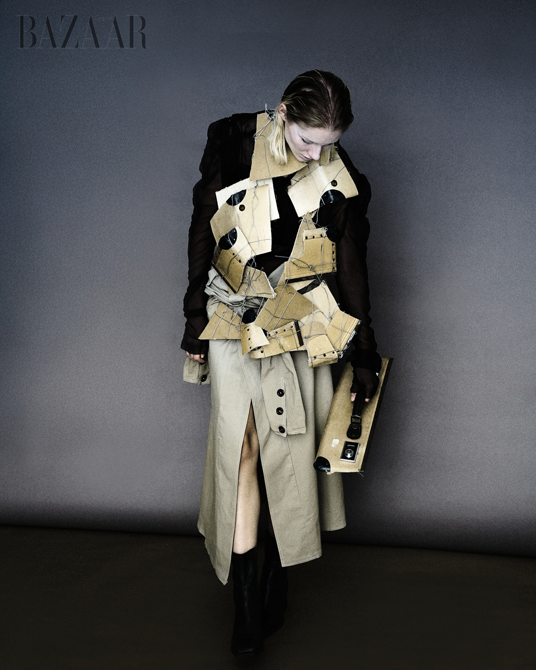 Những mảnh vải chắp vá đại diện cho những cấm chế xưa cũ đã bị phá bỏ.