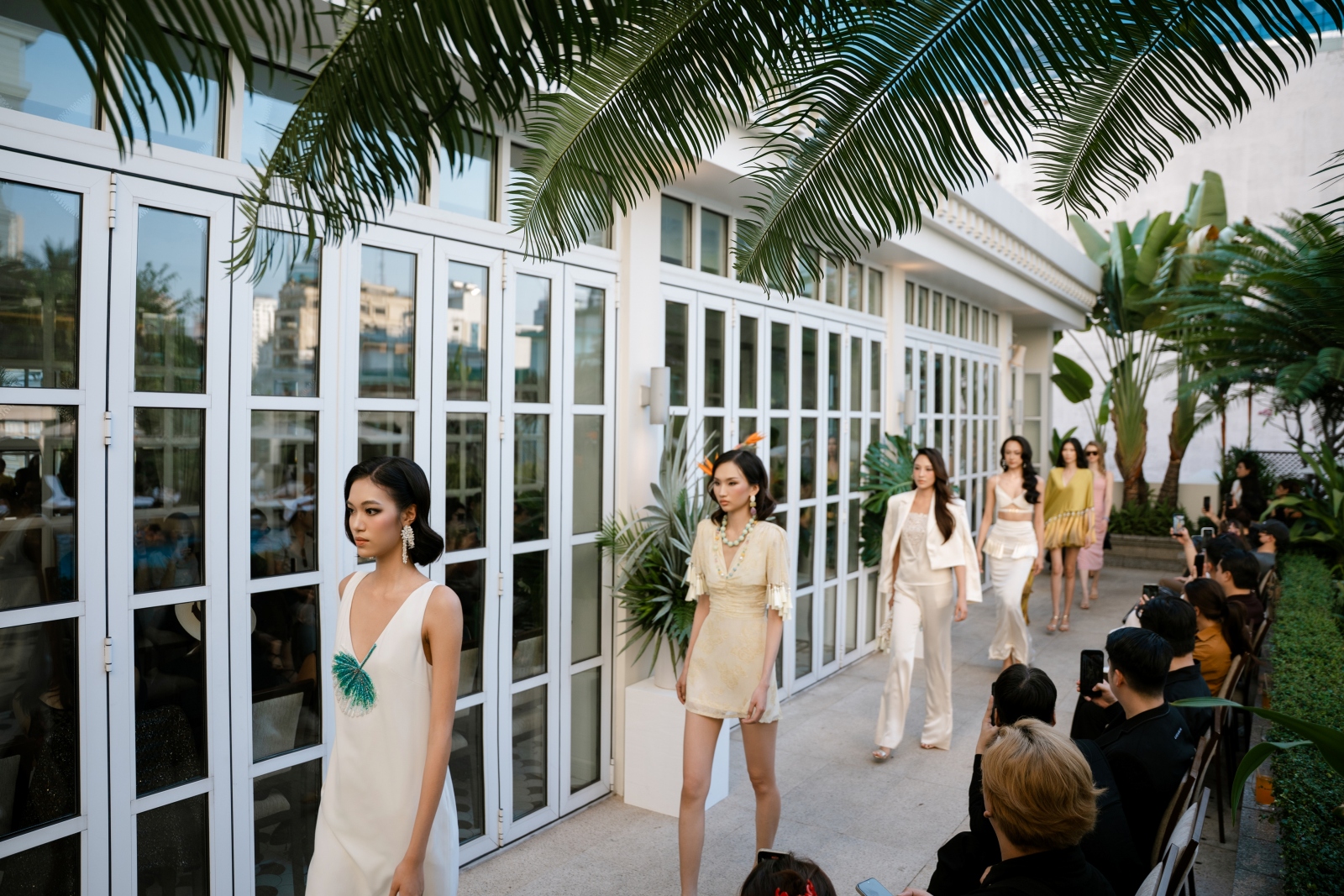 doanh-nhan-le-thu-guillon-dua-mr-crazy-lady-sexy-den-new-york-fashion-week