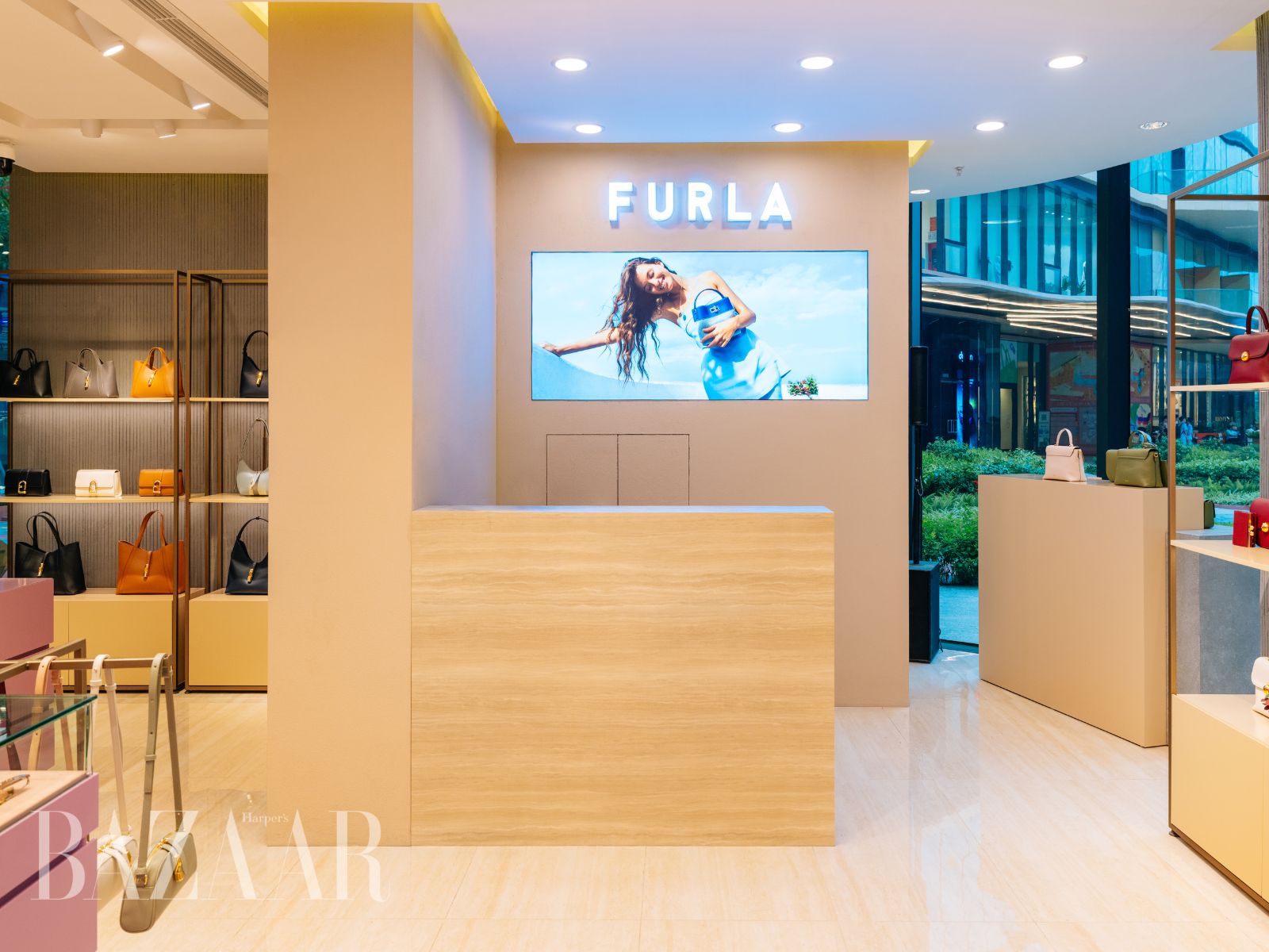 bzvn-bzvn-khong-gian-mua-sam-dam-chat-tham-my-duong-dai-cua-furla-tai-hanoi-centre-8