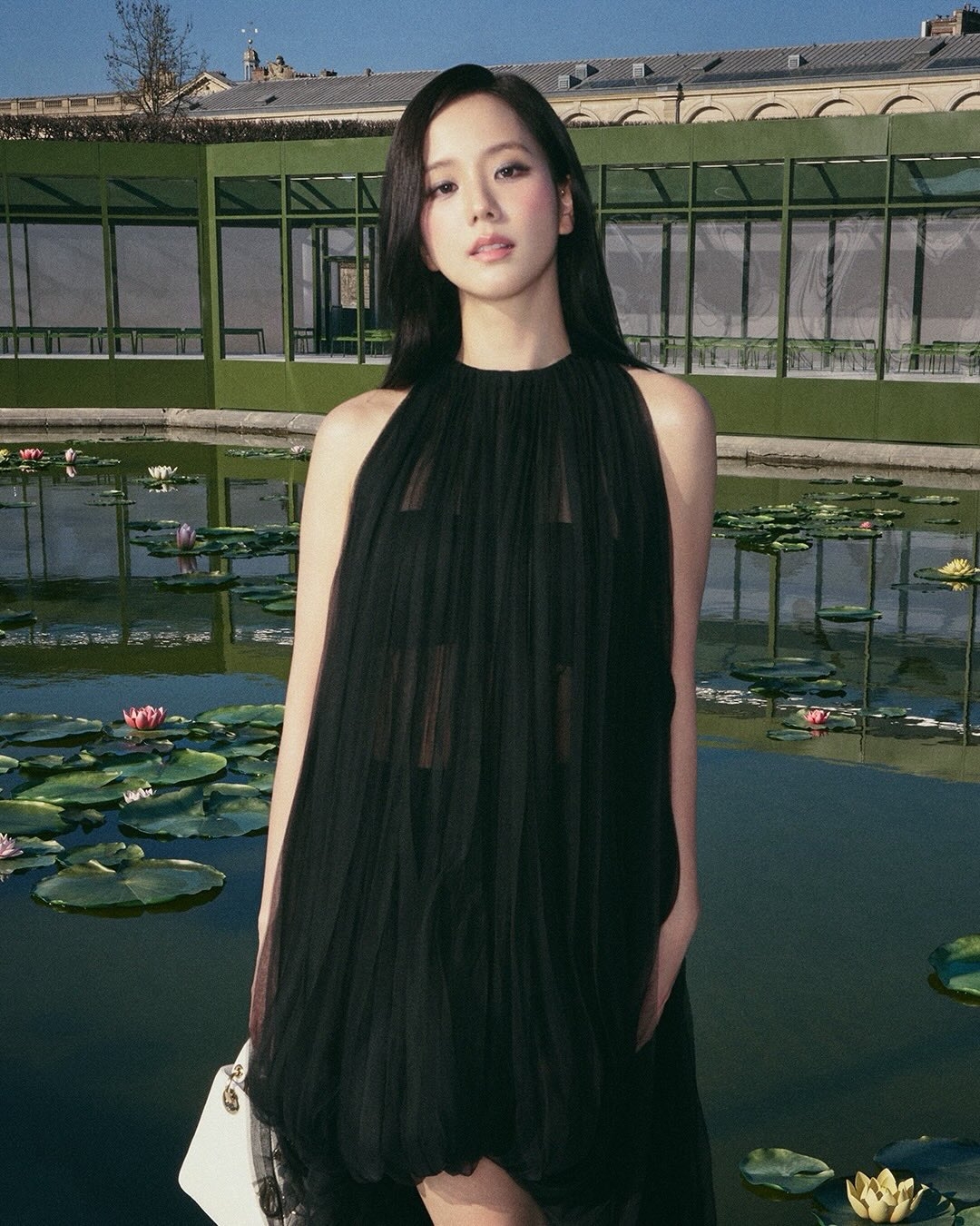 bzvn-jisoo-dior-thu-dong-2026-tui-xach-vay-dam (1)