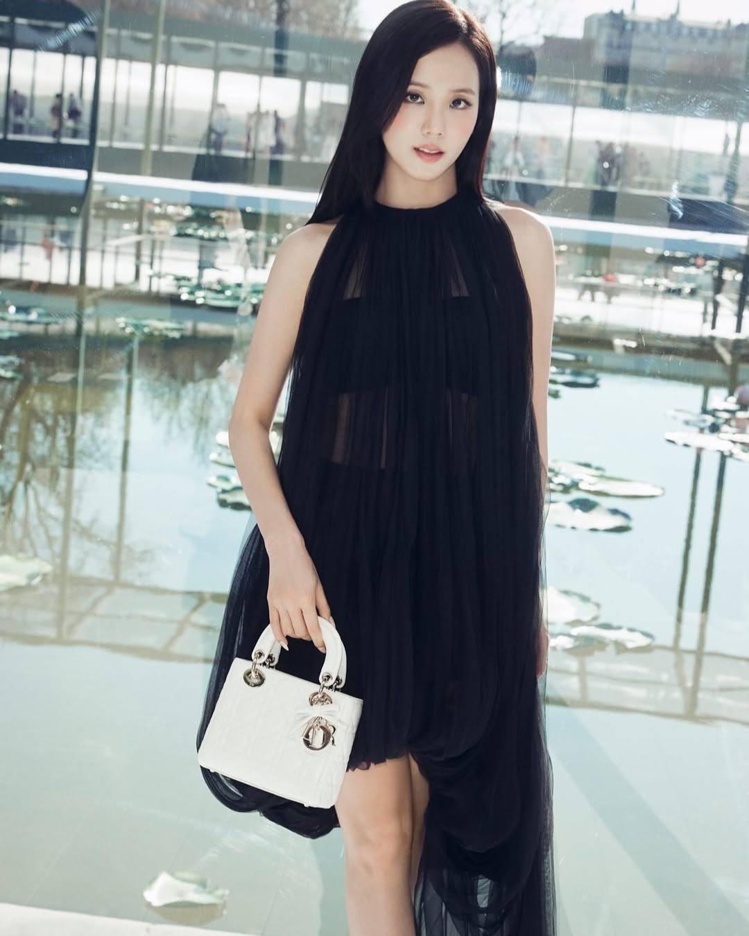 bzvn-jisoo-dior-thu-dong-2026-tui-xach-vay-dam (3)