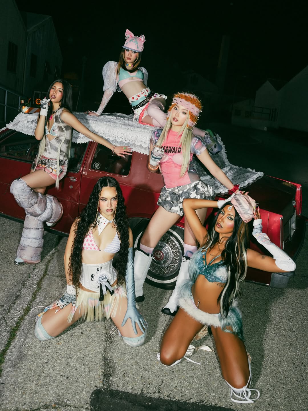 bzvn-katseye-pinky-up