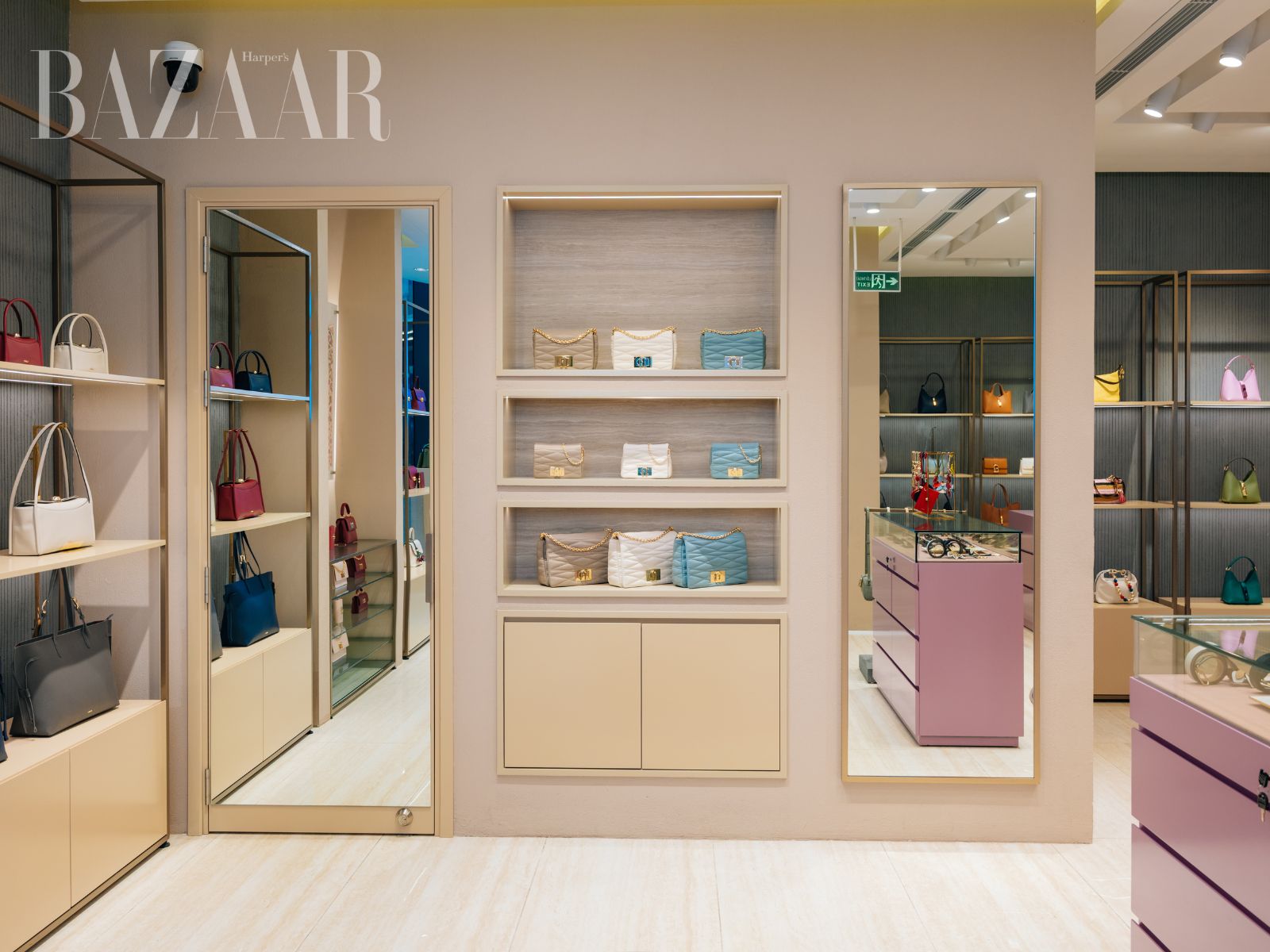 bzvn-khong-gian-mua-sam-dam-chat-tham-my-duong-dai-cua-furla-tai-hanoi-centre-1