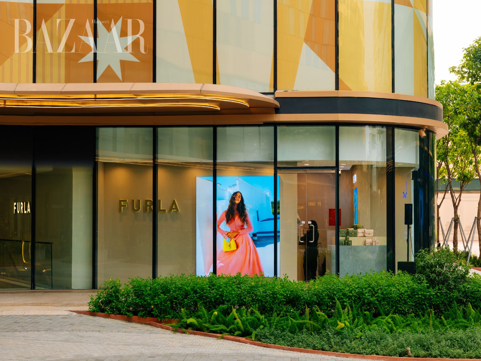 bzvn-khong-gian-mua-sam-dam-chat-tham-my-duong-dai-cua-furla-tai-hanoi-centre-3