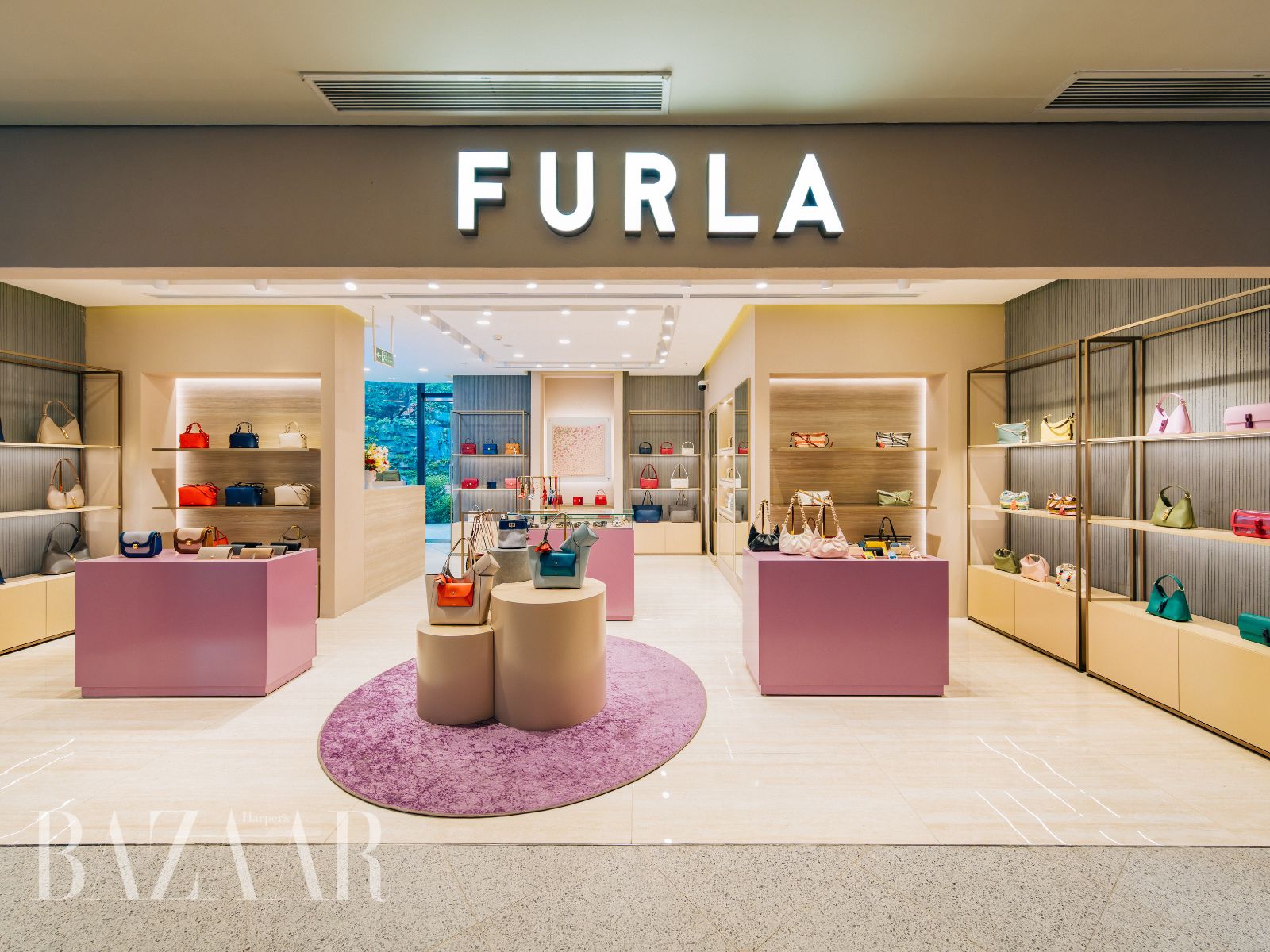 bzvn-khong-gian-mua-sam-dam-chat-tham-my-duong-dai-cua-furla-tai-hanoi-centre-6