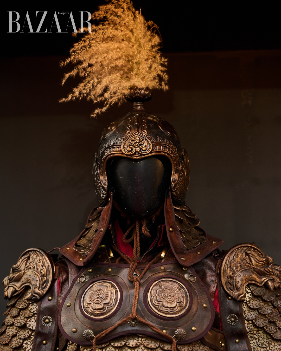 bzvn-tao-hinh-phuc-trang-viet-phuc-ho-linh-trang-si-bi-an-mo-vua-dinh-dien-vien-nhan-vat (13)