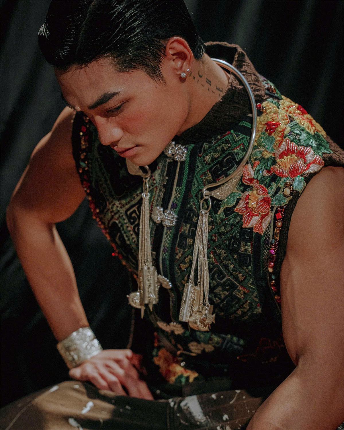 Vòng cổ dạng kiềng: Trang sức mai mối nữ tính và quyền lực插图2