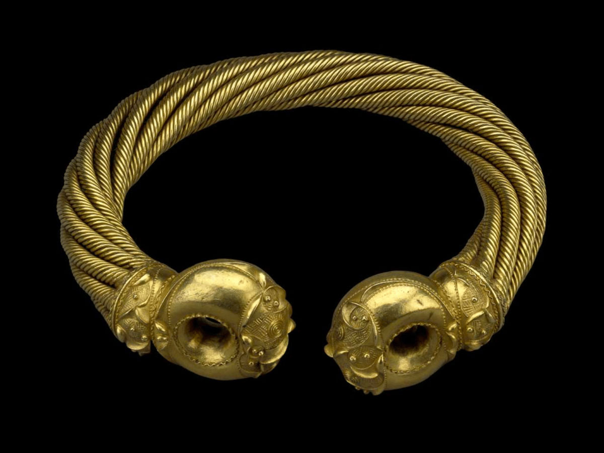 Vòng cổ dạng kiềng: Trang sức mai mối nữ tính và quyền lực插图1