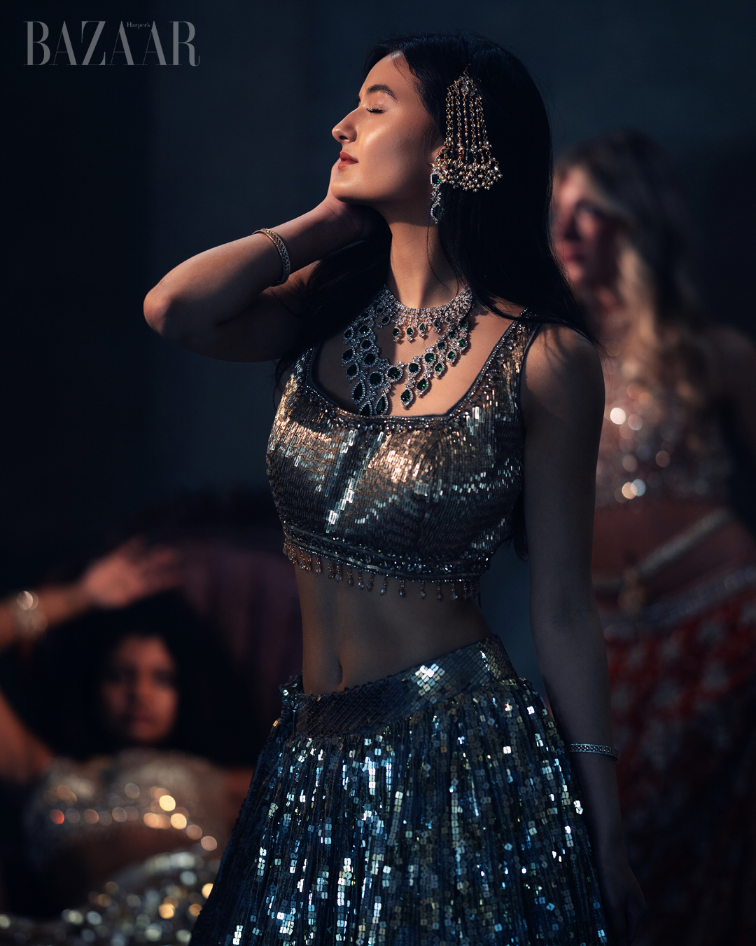Trang phục và trang sức: Mio Mora Couture.