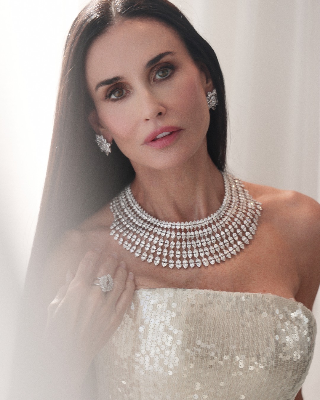 bzvn-demi-moore-lhp-cannes-2026-chopard-update00001