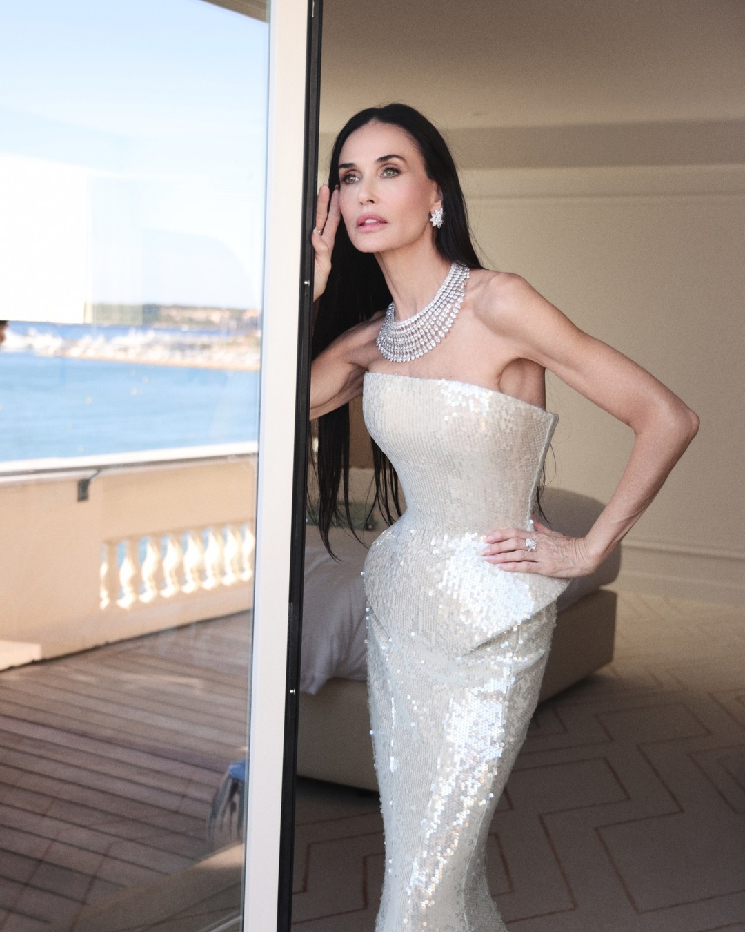 bzvn-demi-moore-lhp-cannes-2026-chopard-update00004