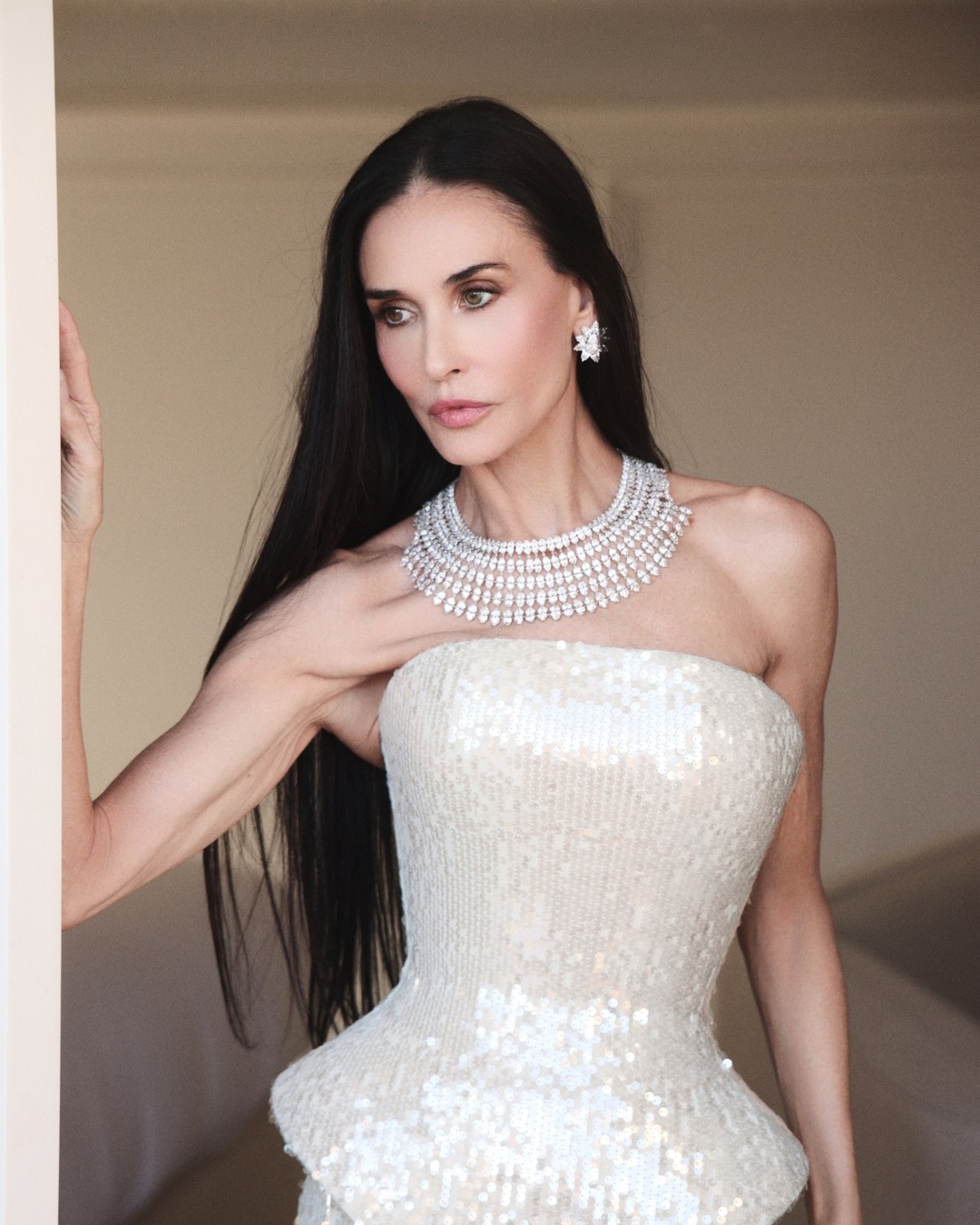 bzvn-demi-moore-lhp-cannes-2026-chopard-update00005