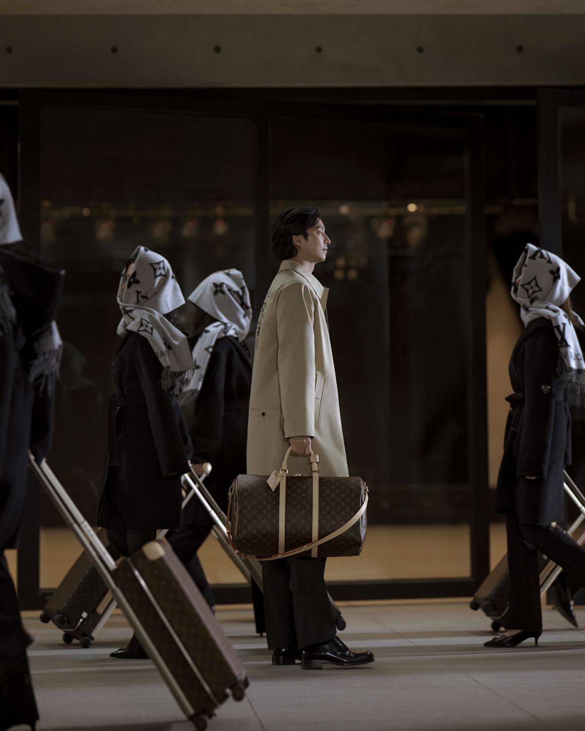 bzvn-louis-vuitton-jun-ji-hyun-gong-yoo-130-nam-monogram-spirit-of-travel (2)