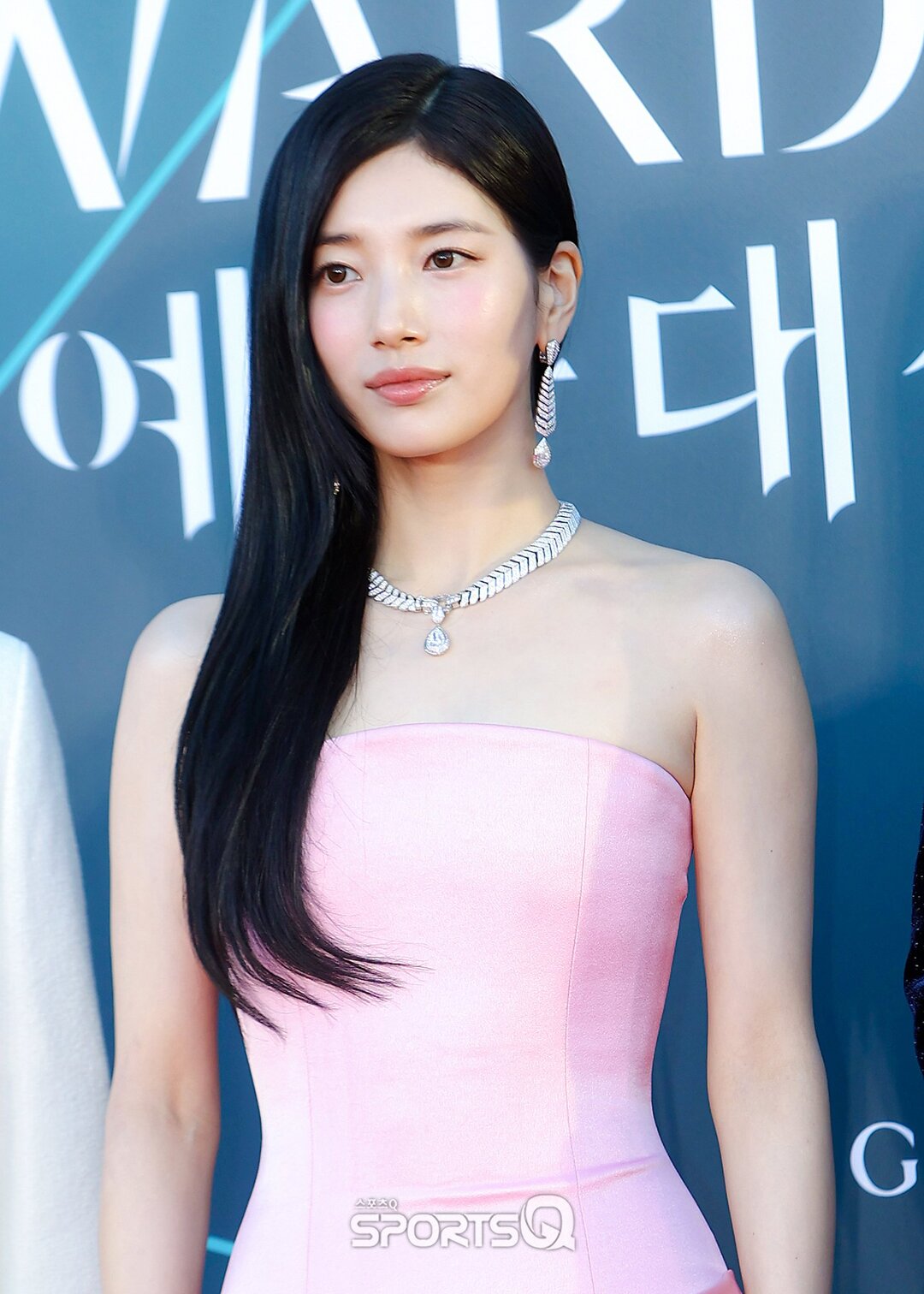 bzvn-tham-do-baeksang-2026-bae-suzy00003