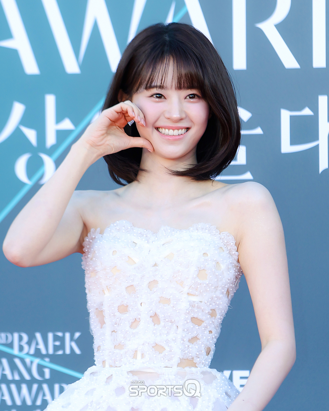 bzvn-tham-do-baeksang-2026-jeon-so-young00001